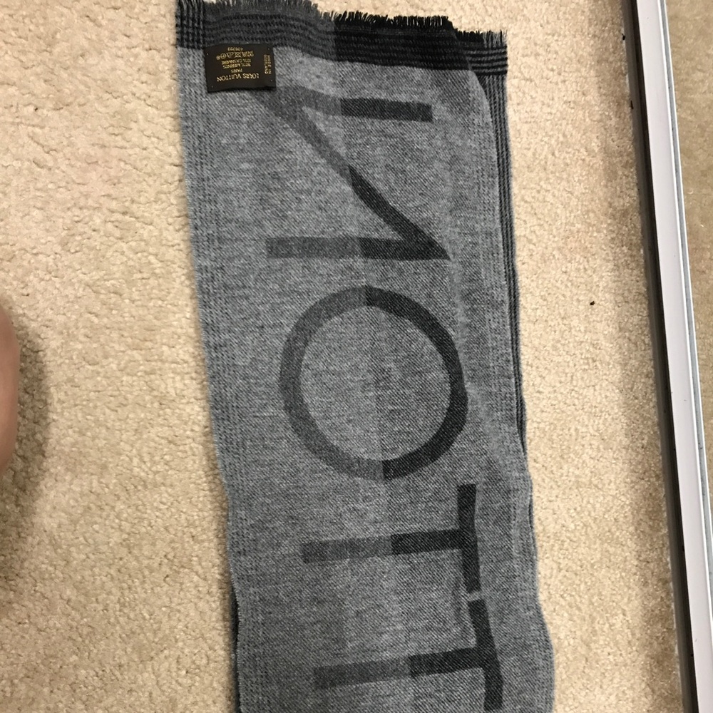 💯 Authentic Louis Vuitton scarf - Picture 2 of 7